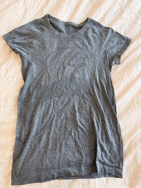LuluLemon Women's Gray Short-Sleeve Athletic Tee